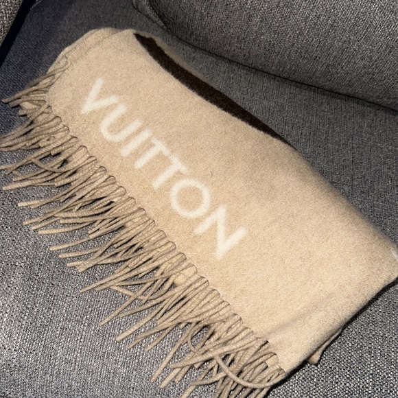 Louis Vuitton oversized scarf - Picture 8 of 9